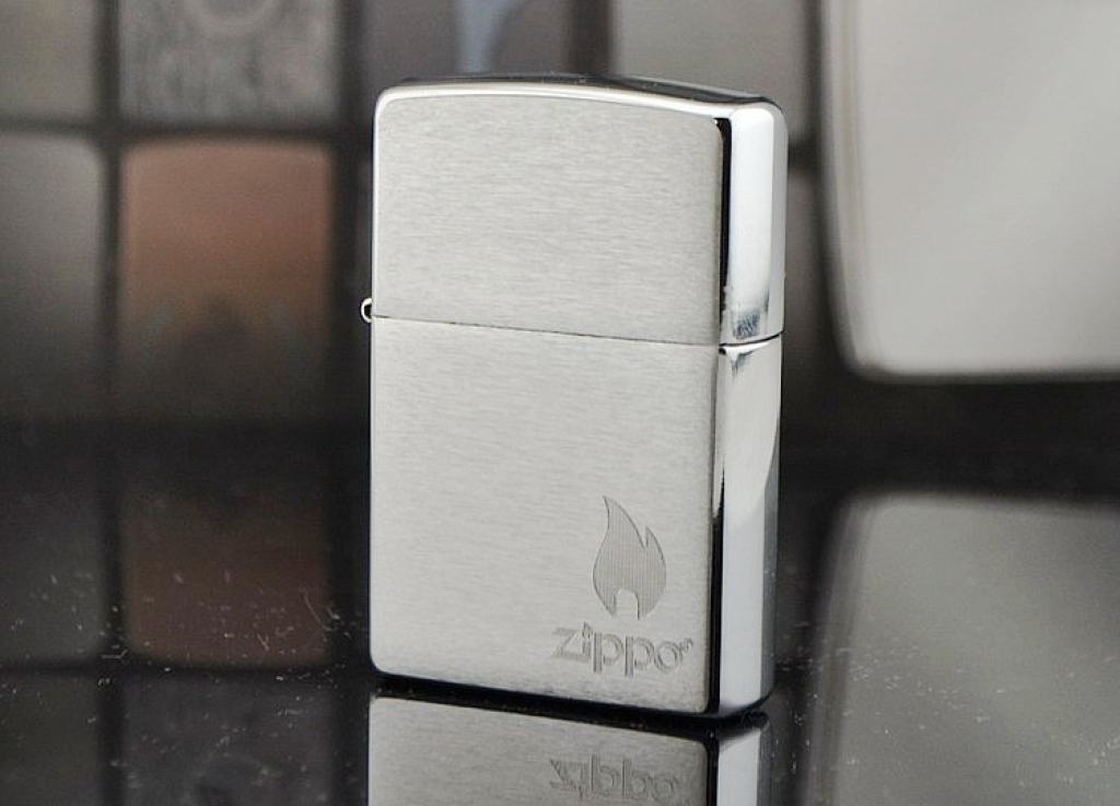 Bật lửa Zippo bạc xước khắc hình ngọn lửa nhỏ