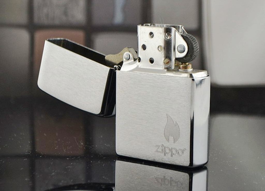 Bật lửa Zippo bạc xước khắc hình ngọn lửa nhỏ