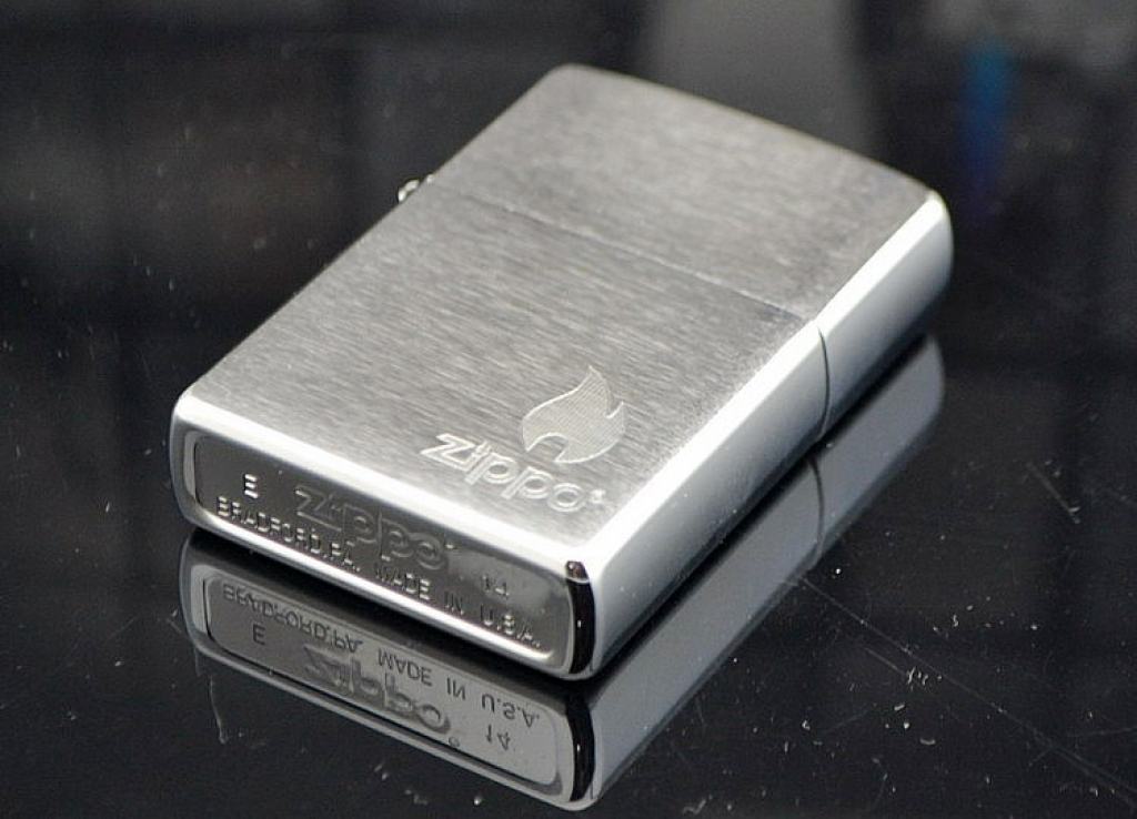 Bật lửa Zippo bạc xước khắc hình ngọn lửa nhỏ