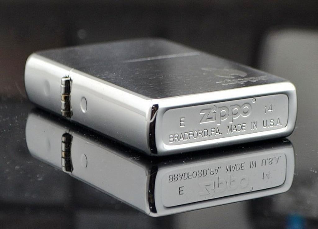 Bật lửa Zippo bạc xước khắc hình ngọn lửa nhỏ