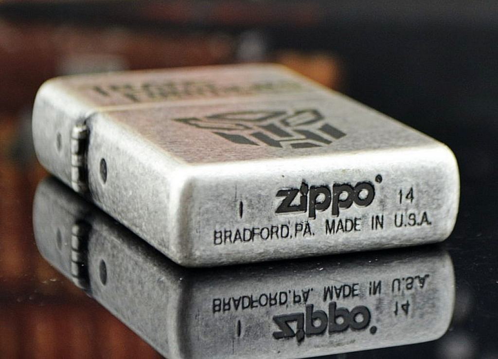 Bật lửa Zippo bạc cổ khắc hình Transformers