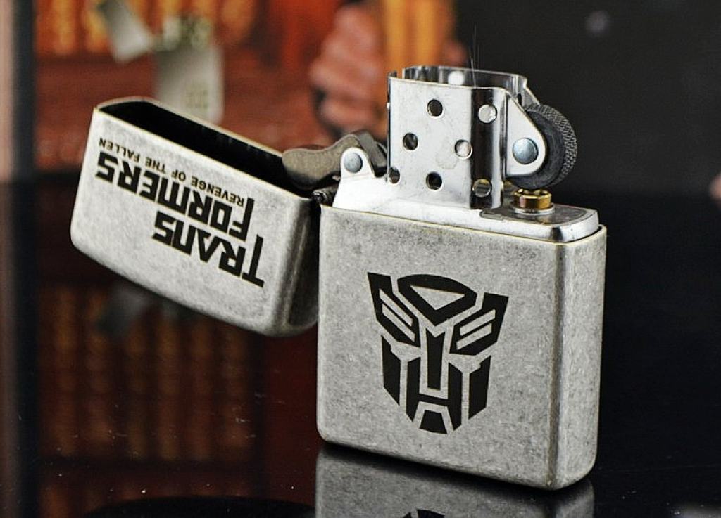 Bật lửa Zippo bạc cổ khắc hình Transformers