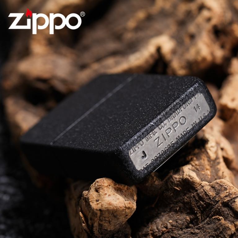 Bật lửa Zippo phiên bản sơn mài đen crack huy hiệu quân đội Mỹ