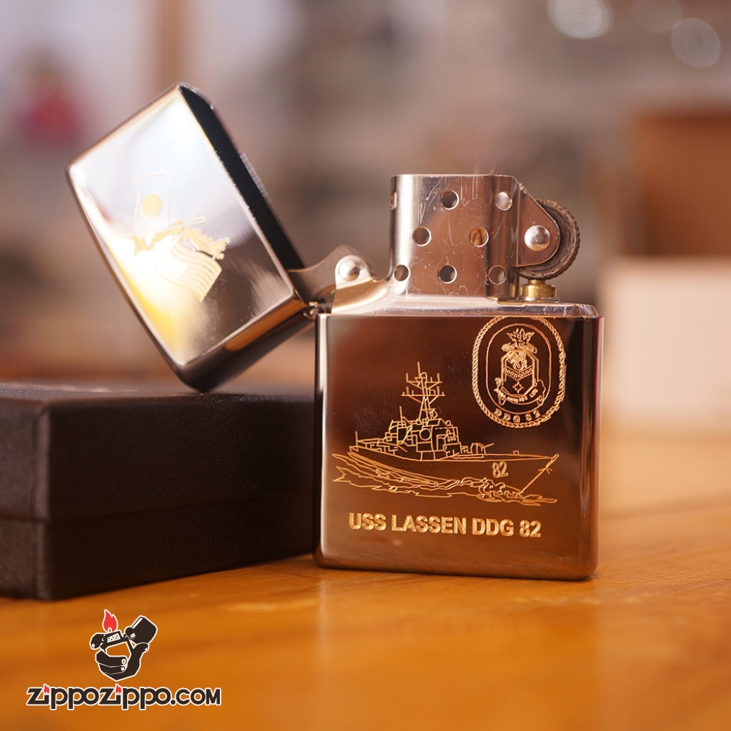 Zippo khắc tầu chiến mạ vàng mầu đen