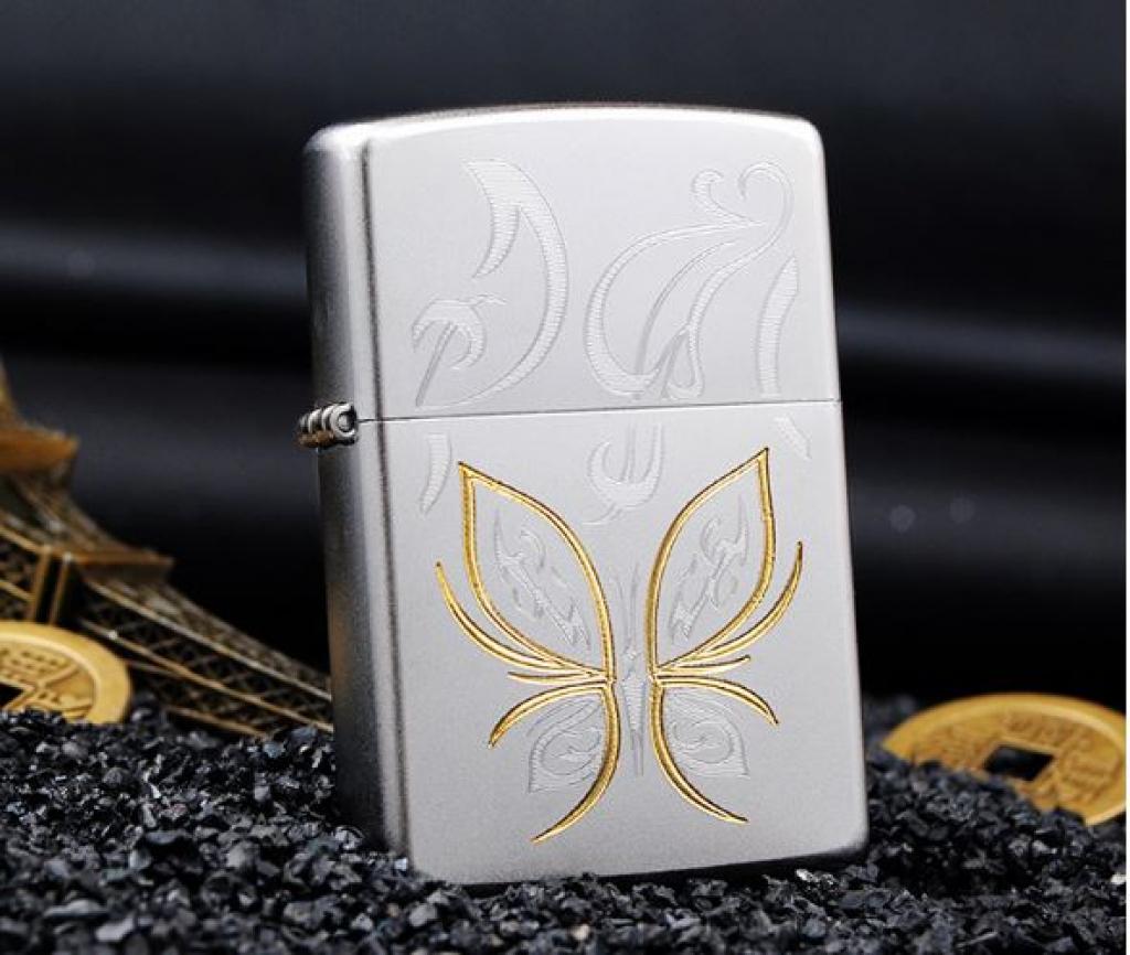 Bật Lửa Zippo Chạm Khắc Hoa Văn Cánh Bướm Trên Bản Chrome