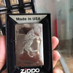 Bật lửa zippo bạc khắc ngựa mầu trắng - Mã SP: ZPC1657