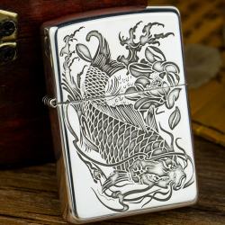 Bật Lửa Zippo Bạc Nguyên Khối Cao Cấp Khắc Cá Chép Trong Đầm Sen - Mã SP: ZPC2939
