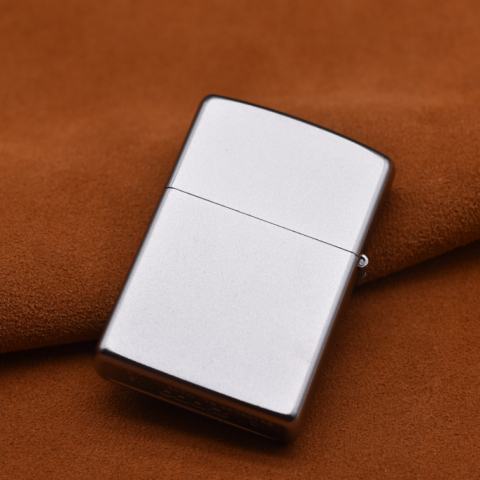 Bật Lửa Zippo Chạm Khắc Hoa Văn Cánh Bướm Trên Bản Chrome