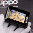 Bật Lửa Zippo Khắc Hình Chú Mèo Thần Tài May Mắn Khảm Trai vàng