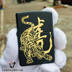 Bật Lửa Zippo Phiên Bản Màu Đen Nứt Khăc Chúa Sơn Lâm Dũng Mãnh - Mã SP: ZPC2524