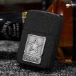 Bật lửa Zippo phiên bản sơn mài đen crack huy hiệu quân đội Mỹ