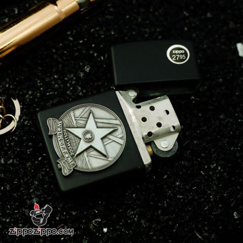 Zippo Cổ Sơn Đen Gắn Huy Hiệu Con Phố Danh Vọng Hollywood Năm 2000