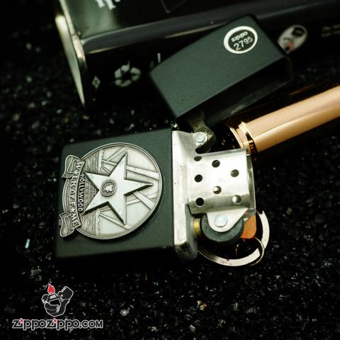 Zippo Cổ Sơn Đen Gắn Huy Hiệu Con Phố Danh Vọng Hollywood Năm 2000