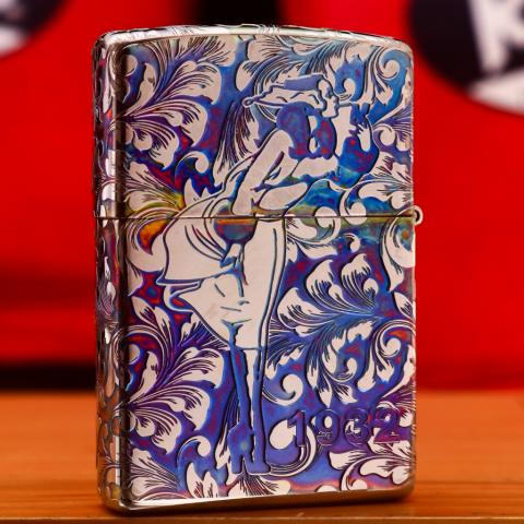 Zippo Khắc Windy Hoa Văn Hai Mặt Bản Mạ Chrome Với Phối Màu Độc Đáo