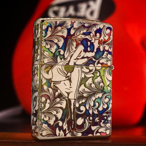 Zippo Khắc Windy Hoa Văn Hai Mặt Bản Mạ Chrome Với Phối Màu Độc Đáo