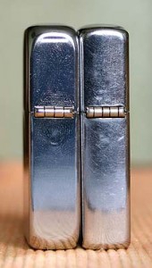 bật lửa zippo replica 1941 các bánh xe gán liền với các đính tá qua lỗ