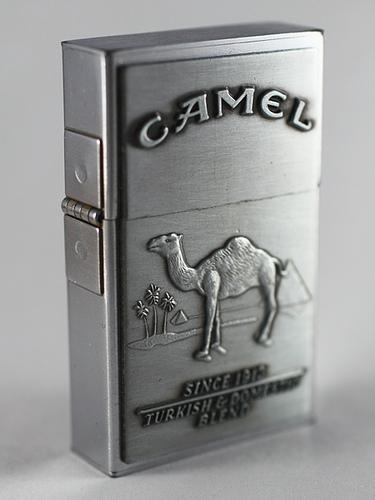 bật lửa zippo và thuốc là camel filter 1